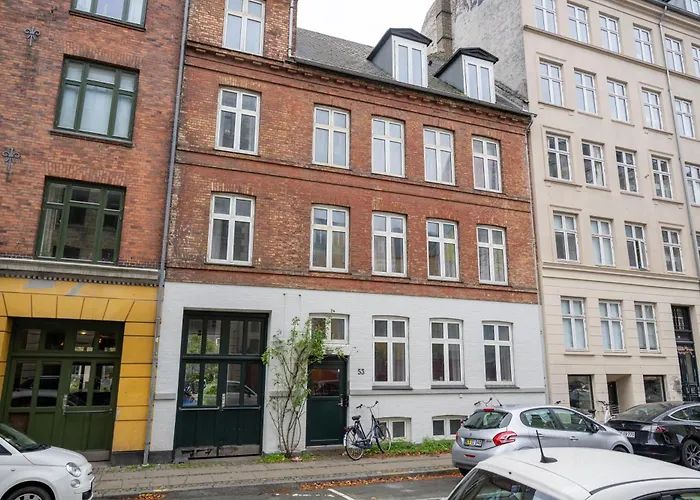 Amazing In Urban Neighborhood *